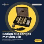 Twaalf oplaadbare LED-fyrfadslys in olijfgroen, tot 400 uur brandtijd, met afstandsbediening, gepresenteerd in een zwarte case op een geel-donkerblauwe achtergrond. Teksten er på hollandsk.