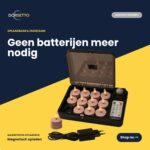 12 genopladelige fyrfadslys i rosa med fjernbetjening, op til 400 timers brændetid, vises sammen med oplader og adapter på en blå og gul baggrund med hollandsk tekst, der fremmer bæredygtige fyrfadslys uden batterier.
