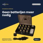 Et sæt med 12 sorte genopladelige LED-teklys (Genopladelige fyrfadslys sort) med op til 400 timers brændetid, fjernbetjening og oplader. Udstillet på en blå-gul baggrund med hollandsk tekst, der fremhæver batterifri, bæredygtig brug.